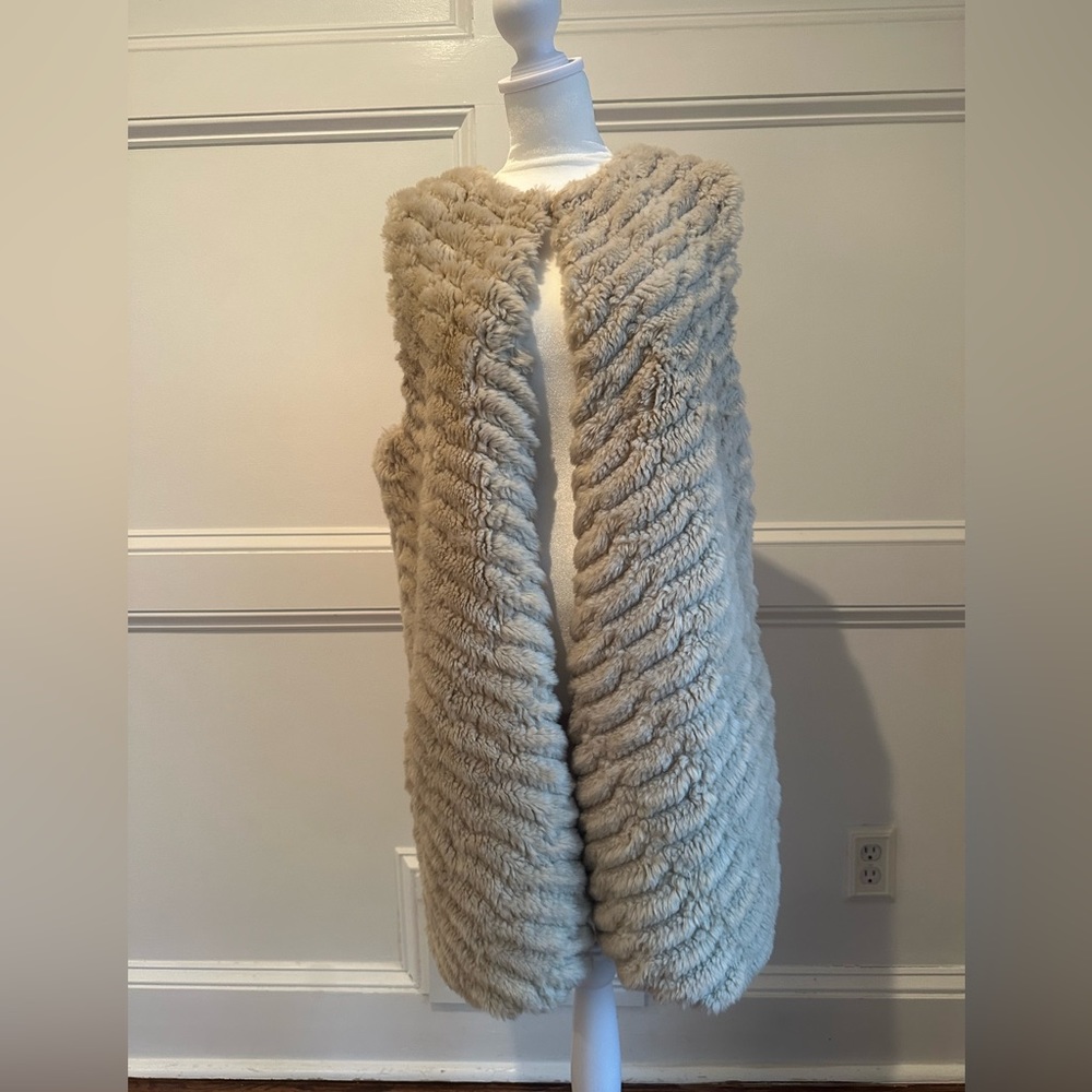 BB Dakota Cream Faux Fur Long Sleeveless Open Vest | Size M